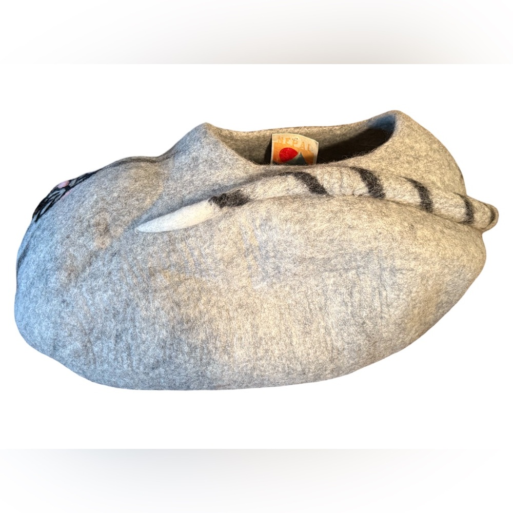 World Travelers Collection NWT Gray Wool Felted Huge Cozy Cat Cave Bed - Picture 5 of 11